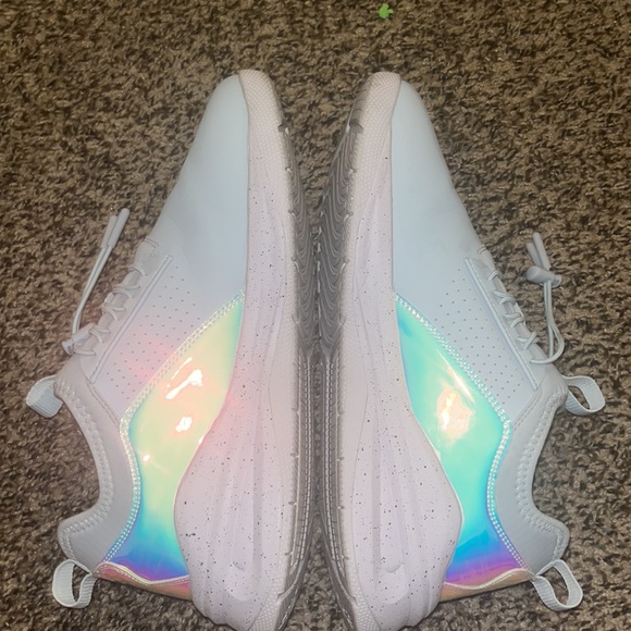 Clove Sneakers For Healthcare Workers - Picture 3 of 4